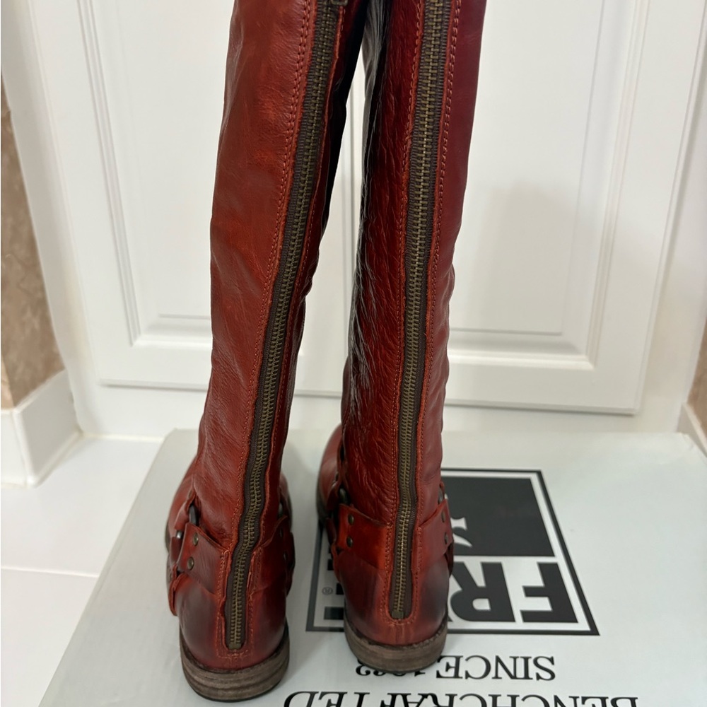 Frye Elegant Red Leather Heeled Boots - Picture 3 of 6